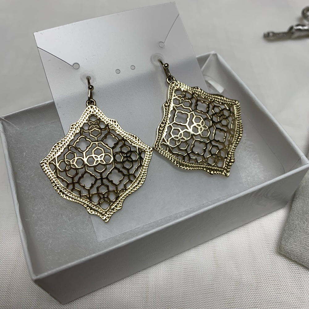 SALE! 🆕• KENDRA SCOTT Gold Filigree Earrings 💥